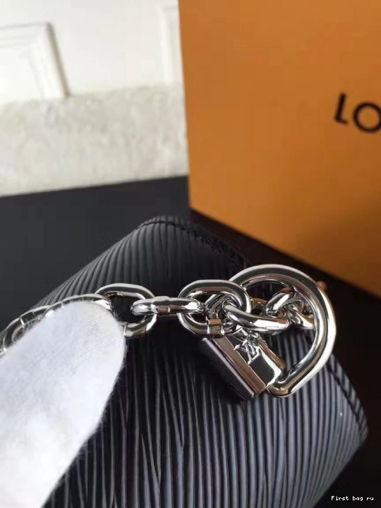 First bag ru TWIST Louis Vuitton 0709